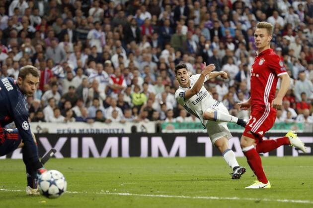 (L-R) goalkeeper Manuel Neuer of Bayern Munich, Marco Asensio of Real Madrid, Joshua Kimmich of Bayern Munich 4-2during the UEFA Champions League quarter final match between Real Madrid and Bayern Munich on April 18, 2017 at the Santiago Bernabeu stadium in Madrid, Spain Real Madrid v Bayern München UEFA Champions League 2016 2017 xVIxxIVx 7604579