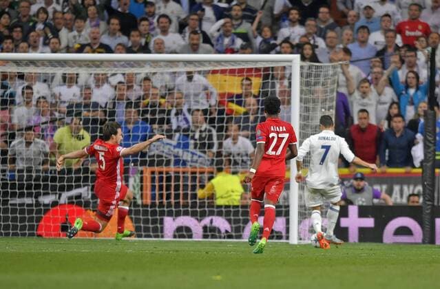 18.04.2017, Fussball Champions-League 2016 2017, Viertelfinale Rückspiel, Real Madrid - FC Bayern München, im Estadio Bernabeu in Madrid, re: Christiano Ronaldo (Real Madrid) erzielt das 3:2. 
