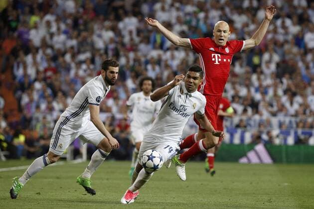 Real Madrid s Brazilian midfielder Carlos Casemiro (C) vies for the ball with Bayern Munich s French Franck Ribery during the UEFA Champions League quarter-final second leg match between Real Madrid and Bayern Munich at the Santiago Bernabeu stadium in Madrid, Spain, 18 April 2017. REAL MADRID VS. BAYERN MUNICH !ACHTUNG: NUR REDAKTIONELLE NUTZUNG!  Copyright: xKikoxHuescax MAD001 20170418-636281548507406962