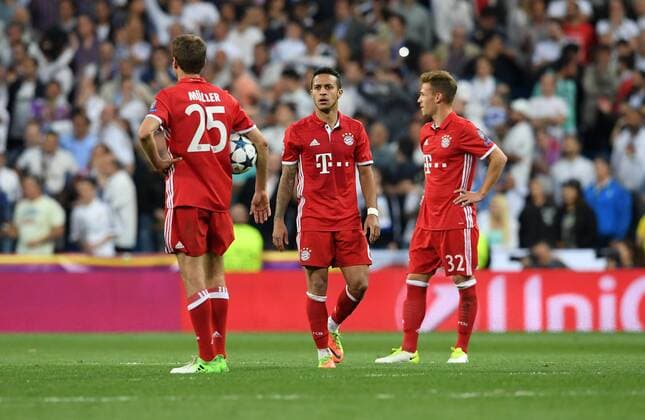 FUSSBALL CHAMPIONS LEAGUE SAISON 2016 2017 VIERTELFINALE RUECKSPIEL Real Madrid - FC Bayern Muenchen 18.04.2017 Thomas Mueller, Thiago Alcantara und Joshua Kimmich (v.l., alle FC Bayern Muenchen) 