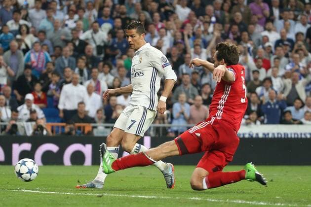 Christiano Ronaldo ( Real Madrid 7 ) Mats Hummels (FC Bayern Muenchen 5)mit dem Torschuss zum 3:2 , Real Madrid vs. FC Bayern Muenchen, Viertelfinale, UEFA Champions League, Fussball, 18.04.2017, Madrid Copyright: xLanger Eibner-Pressefotox EP_HLR