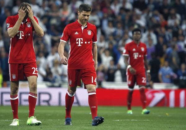Bayern Munich s Spanish midfielder Xabi Alonso (C) reacts after the UEFA Champions League quarter-final second leg match between Real Madrid and Bayern Munich at the Santiago Bernabeu stadium in Madrid, Spain, 18 April 2017. REAL MADRID VS. BAYERN MUNICH !ACHTUNG: NUR REDAKTIONELLE NUTZUNG!  Copyright: xKikoxHuescax MAD001 20170419-636281568926141180