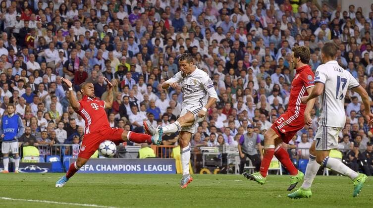 18.04.2017, Fussball Champions-League 2016 2017, Viertelfinale Rückspiel, Real Madrid - FC Bayern München, im Estadio Bernabeu in Madrid, Torschuss zum 2:2 in der Verlängerung von Christiano Ronaldo (2.v.li, Real Madrid) gegen Douglas Costa (li, FC Bayern München). 