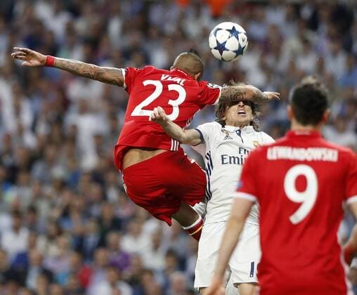 Partido de vuelta de cuartos de final de la Liga de Campeones entre el Real Madrid y el Bayern. En la imagen, Vidal y Modric. Second leg match of Champions League quarterfinals between Real Madrid and Bayern. In this picture, Vidal and Modric. xJOSExA.xGARCIAx 