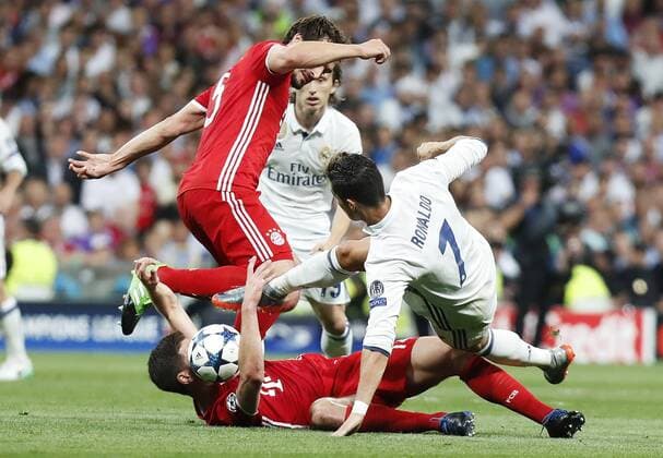 Partido de vuelta de cuartos de final de la Liga de Campeones entre el Real Madrid y el Bayern. En la imagen, Xabi Alonso, Hummels y Cristiano. Second leg match of Champions League quarterfinals between Real Madrid and Bayern. In this picture, Xabi Alonso, Hummels and Cristiano. xPABLOxMORENOx 