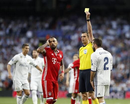 Bilder des Tages - SPORT Partido de vuelta de cuartos de final de la Liga de Campeones entre el Real Madrid y el Bayern. En la imagen, el arbitro saca tarjeta amarilla a Vidal. Second leg match of Champions League quarterfinals between Real Madrid and Bayern. In this picture, the referee shows yellow card to Vidal. xJOSExA.xGARCIAx 