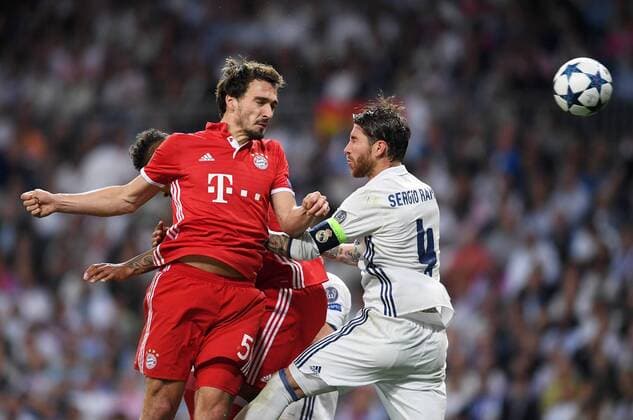 FUSSBALL CHAMPIONS LEAGUE SAISON 2016 2017 VIERTELFINALE RUECKSPIEL Real Madrid - FC Bayern Muenchen 18.04.2017 Mats Hummels (li, FC Bayern Muenchen) gegen Sergio Ramos (re, Real Madrid) 