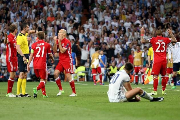 Schiedsrichter Viktor Kassai (HUN ) zeigt ganz rechts Arturo Vidal (FC Bayern Muenchen 23) die rote Karte, Real Madrid vs. FC Bayern Muenchen, Viertelfinale, UEFA Champions League, Fussball, 18.04.2017, Madrid Copyright: xLanger Eibner-Pressefotox EP_HLR