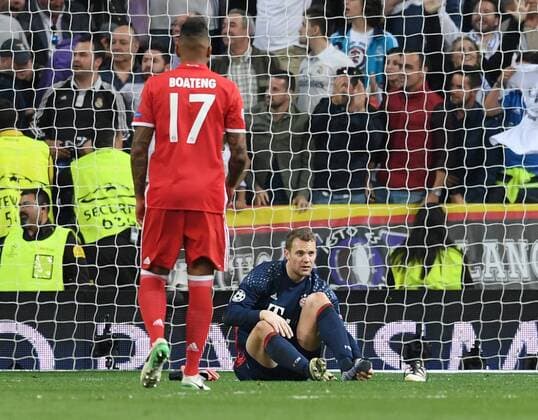 FUSSBALL CHAMPIONS LEAGUE SAISON 2016 2017 VIERTELFINALE RUECKSPIEL Real Madrid - FC Bayern Muenchen 18.04.2017 Enttaeuschung FC Bayern; Torwart Manuel Neuer verletzt am Boden 