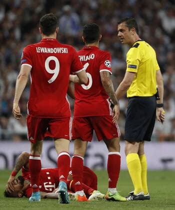 Madrid, Spain 18.04.2017, UEFA Champions League - 2016 17 Season, Quarter Final: Second leg, Real Madrid - FC Bayern Muenchen, Arturo Vidal, Lewandowski, Thago (FCB) und Kassai ( DeFodi523