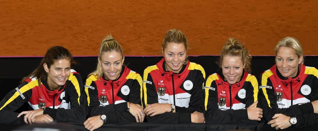 v.li.: Julia Görges (GER) Angelique KERBER (GER) Carina Witthöft (GER) Laura SIEGEMUND (GER) Team Captain Barbara RITTNER (GER) Vorstellung Team Deutschland Tennis Damen Team Deutschland Germany Fed Cup Federations FedCup 2017 Deutschland vs Ukraine Germany vs Australia Porsche-Arena Stuttgart 19.04.2017 FedCup First Round Porsche-Arena Stuttgart 2017