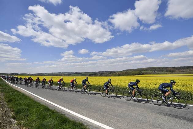 Bilder des Tages - SPORT Illustration picture shows the pack of riders in action during the 81st edition of La Fleche Wallonne one day cycling race (Waalse Pijl - Walloon Arrow), 204,5km from Binche to Huy, Wednesday 19 April 2017. DIRKxWAEM  x05083428x