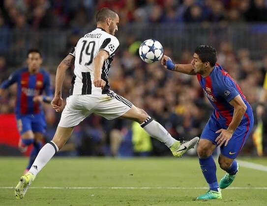 Bilder des Tages - SPORT FC Barcelona Barca s Uruguayan striker Luis Suarez (R) vies for the ball with defender Leonardo Bonucci of Juventus during the UEFA Champions League quarter-final second leg match between FC Barcelona and Juventus at the Camp Nou stadium, in Barcelona, Catalonia, Spain, 19 April 2017. BARCELONA VS. JUVENTUS !ACHTUNG: NUR REDAKTIONELLE NUTZUNG!  Copyright: xAlbertoxEstevezx BCN001 20170419-636282334910619486