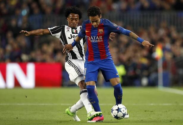 FC Barcelona Barca s Brazilian striker Neymar Jr (R) vies for the ball with Colombian striker Juan Cuadrado of Juventus during the UEFA Champions League quarter-final second leg match between FC Barcelona and Juventus at the Camp Nou stadium, in Barcelona, Catalonia, Spain, 19 April 2017. BARCELONA VS. JUVENTUS !ACHTUNG: NUR REDAKTIONELLE NUTZUNG!  Copyright: xAlbertoxEstevezx BCN001 20170419-636282335674244381