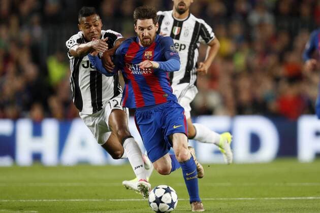 (L-R) Alex Sandro of Juventus FC, Lionel Messi of FC Barcelona Barca Sami Khedira of Juventus FCduring the UEFA Champions League quarter final match between FC Barcelona and Juventus FC on April 19, 2017 at the Camp Nou stadium in Barcelona, Spain. FC Barcelona v Juventus FC UEFA Champions League 2016 2017 xVIxxIVx 7610178