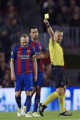 Bilder des Tages - SPORT Dutch referee Bjorn Kuipers gives a yellow card to FC Barcelona Barca s midfielder Andres Iniesta (L) during the UEFA Champions League quarter-final second leg match between FC Barcelona and Juventus at the Camp Nou stadium, in Barcelona, Catalonia, Spain, 19 April 2017. BARCELONA VS. JUVENTUS !ACHTUNG: NUR REDAKTIONELLE NUTZUNG!  Copyright: xAlejandroxGarciax BCN001 20170419-636282353062956103