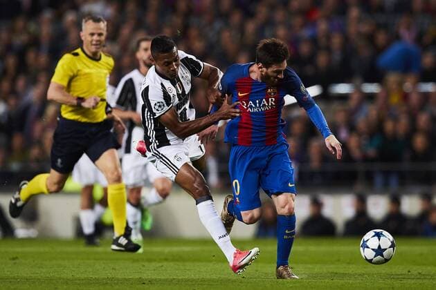 19.04.2017, xslx, Fussball Champions League Viertelfinale, FC Barcelona Barca - Juventus Turin, emspor vl Alexsandro Silva (Juventus), Lionel Messi (FC Barcelona) Barcelona