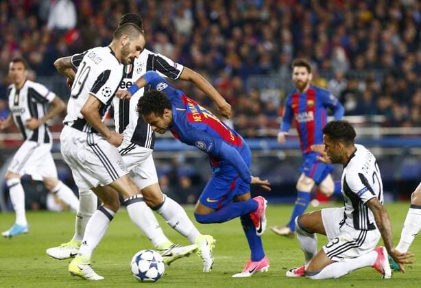 FC Barcelona Barca s Brazilian striker Neymar Jr (C) vies for the ball with Dani Alves (R) and Leonardo Bonucci of Juventus during the UEFA Champions League quarter-final second leg match between FC Barcelona and Juventus at the Camp Nou stadium, in Barcelona, Catalonia, Spain, 19 April 2017. BARCELONA VS. JUVENTUS !ACHTUNG: NUR REDAKTIONELLE NUTZUNG!  Copyright: xQuiquexGarciax BCN001 20170419-636282367975646947