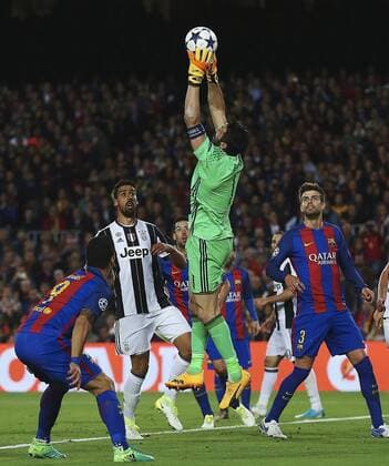 Goalkeeper Gianluigi Buffon (C) of Juventus catches the ball during the UEFA Champions League quarter-final second leg match between FC Barcelona Barca and Juventus at the Camp Nou stadium, in Barcelona, Catalonia, Spain, 19 April 2017. BARCELONA VS. JUVENTUS !ACHTUNG: NUR REDAKTIONELLE NUTZUNG!  Copyright: xAlejandroxGarciax BCN001 20170419-636282397828008298