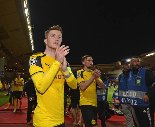 19.04.2017, Fussball Champions-League 2016 2017, Viertelfinale Rückspiel, AS Monaco - Borussia Dortmund, Im Stade Luis II in Monaco. Frust bei der Dortmunder Mannschaft nach dem Spiel bei den Fans. Marco Reus (Dortmund) 