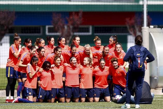 FC Barcelona Barca Women s soccer team players pose for a group photo during a training session at the Joan Gamper sports complex in Barcelona, northeastern Spain, 20 April 2017. FC Barcelona will face PSG in a UEFA Women s Champions League semifinal first leg match at the Miniestadi stadium in Barcelona on the ucoming 22 April. Training session of FC Barcelona Women s soccer team !ACHTUNG: NUR REDAKTIONELLE NUTZUNG!  Copyright: xQuiquexGarcíax GRA164 20170420-636282967120944572