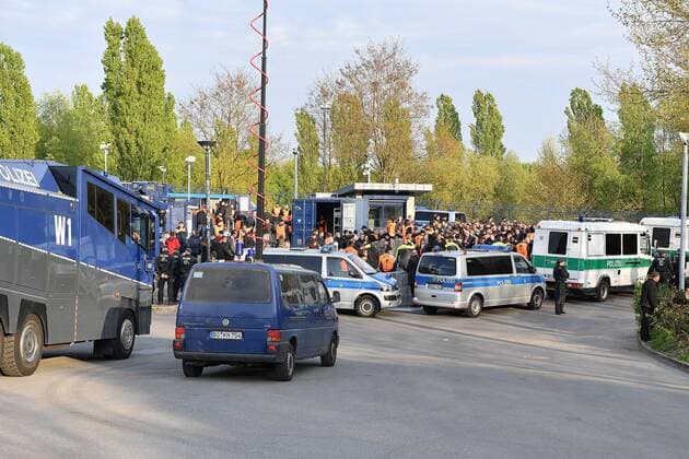 Fußball Europa League - Viertelfinale - FC Schalke 04 - Ajax Amsterdam am 20.04.2017 in der Veltins Arena auf Schalke heute extrem hohe Sicherheitsvorkehrungen durch die Polizei und Wachdienste insbesondere am Einlass der Holländischen Fans.. PM