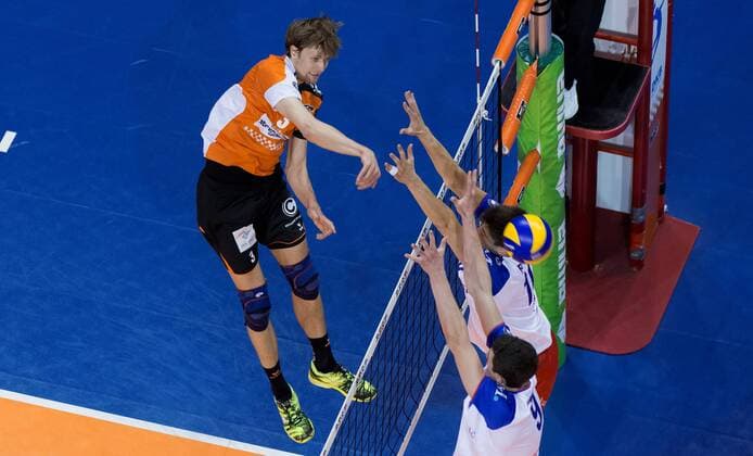 Berlin, Deutschland, 20.04.2017: Volleyball Bundesliga Playoff Halbfinale Spiel 3 Saison 2016 2017 - Berlin Recycling Volleys - United Volleys Rhein-Main. Robert Kromm (BR Volleys 3) gegen den Block aus Georg Escher (United Volleys 9) und Tobias Krick (United Volleys 11)