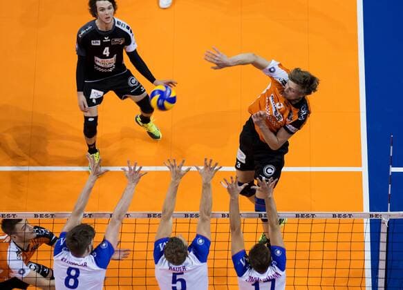 Berlin, Deutschland, 20.04.2017: Volleyball Bundesliga Playoff Halbfinale Spiel 3 Saison 2016 2017 - Berlin Recycling Volleys - United Volleys Rhein-Main. Robert Kromm (BR Volleys 3) gegen den Block aus Jan Klobucar (United Volleys 8), Lukas Bauer (United Volleys 5), Jan Zimmermann (United Volleys 17)