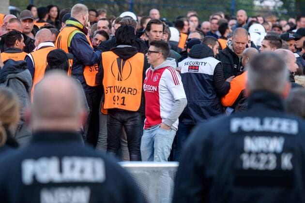 Polizei bei den Einlasskontrollen der Amsterdamer Fans beim Europa League Spiel zwischen dem FC Schalke 04 und Ajax Amsterdam am 20.04.2017, Gelsenkirchen Copyright: xSchuelerx xEibnerx-xPressefotox EP_JSE