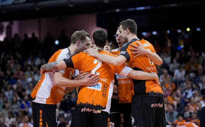Berlin, Deutschland, 20.04.2017: Volleyball Bundesliga Playoff Halbfinale Spiel 3 Saison 2016 2017 - Berlin Recycling Volleys - United Volleys Rhein-Main. Jubel v.li. Sebastian Kühner Kuehner (BR Volleys 10), Steven Marshall (BR Volleys 2), Luke Perry (BR Volleys 4), Wouter ter Maat (BR Volleys 16), Graham Vigrass (BR Volleys 8)