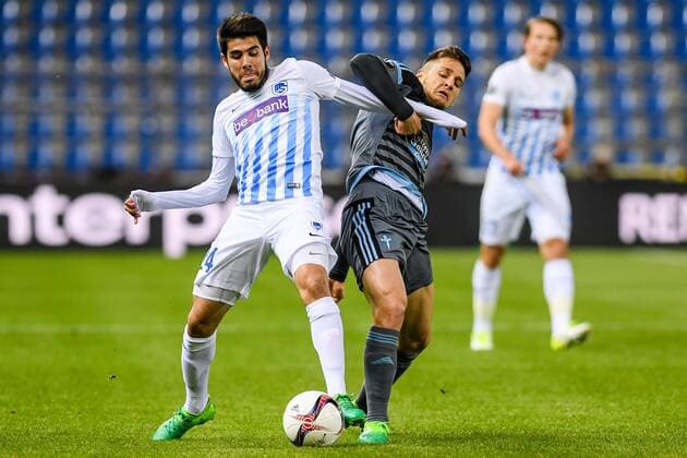 Celta s Nemanja Radoja and Genk s Alejandro Pozuelo fight for the ball during the return leg of quarterfinals in the Europa League competition between Belgian soccer team RC Genk and Spanish team Celta Vigo, Thursday 20 April 2017, in Genk. First leg ended on a 2-3 result in Spain. LUCxCLAESSEN  x05084070x