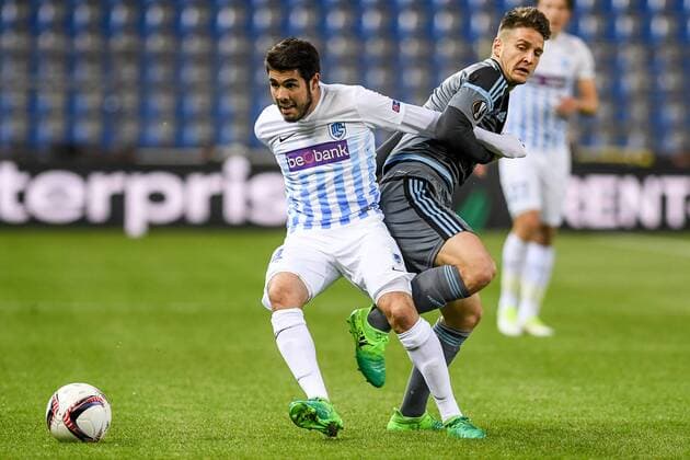 Celta s Nemanja Radoja and Genk s Alejandro Pozuelo fight for the ball during the return leg of quarterfinals in the Europa League competition between Belgian soccer team RC Genk and Spanish team Celta Vigo, Thursday 20 April 2017, in Genk. First leg ended on a 2-3 result in Spain. LUCxCLAESSEN  x05084082x