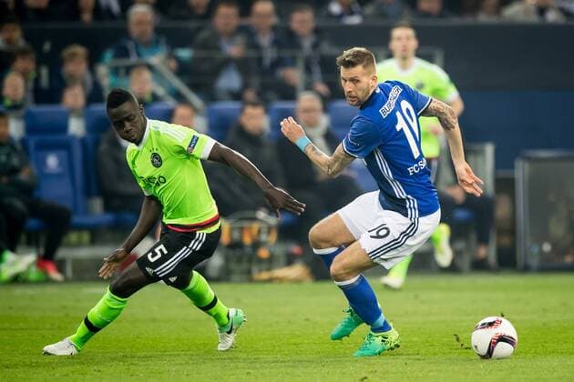 (L-R) Davinson Sanchez of Ajax, Guido Burgstaller of FC Schalke 04during the UEFA Europa League quarter final match between Schalke 04 and Ajax Amsterdam on April 20, 2017 at the Veltins-Arena in Gelsenkirchen, Germany. Schalke 04 v Ajax UEFA Europa League 2016 2017 xVIxRonaldxBonestrooxfotografiexIVx 7615001