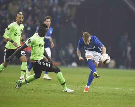 Europa League FC Schalke 04 - Ajax Amsterdam 20.04.2017 Maximilian Meyer (S04) schießt vor Davinson Sanchez (Ajax) HM