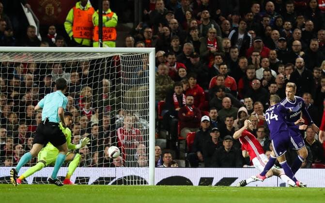 Bilder des Tages - SPORT Anderlecht s Sofiane Hanni scoring the 1-1 goal during the return leg game of the quarterfinals of the Europa League competition between UK team Manchester United ManU and Belgian soccer team RSC Anderlecht in Manchester, UK, Thursday 20 April 2017. First leg ended on a draw result 1-1 in Belgium. VIRGINIExLEFOUR  x05084122x