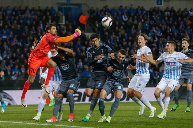 Genk s goalkeeper Mathew Ryan, Celta s Gustavo Cabral, Celta s John Guidetti, Celta s Iago Aspas, Genk s Sander Berge and Genk s Timothy Castagne fight for the ball during the return leg of quarterfinals in the Europa League competition between Belgian soccer team RC Genk and Spanish team Celta Vigo, Thursday 20 April 2017, in Genk. First leg ended on a 2-3 result in Spain. BRUNOxFAHY  x05084114x