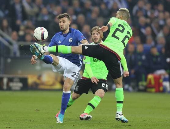 Gelsenkirchen, Germany 20.04.2017, UEFA Europa League, Halbfinale Rueckspiel, FC Schalke 04 - Ajax Amsterdam, Zweikampf Daniel Caligiuri (Schalke, L) gegen Hakim Ziyech (Ajax) . ( DeFodi512
