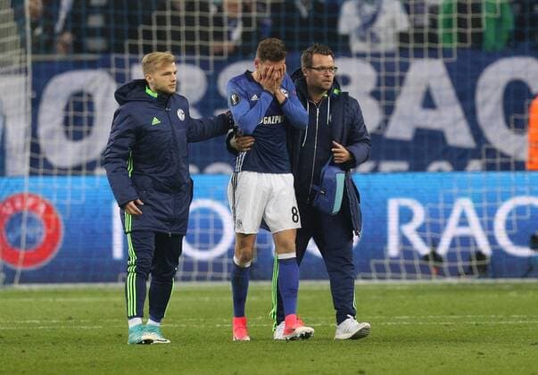 20.04.2017, Fussball, UEFA Europa League, Saison 2016 2017, Viertelfinale, FC Schalke 04 - Ajax Amsterdam, v. l. Johannes GEIS (FC Schalke 04) stützt den benommenen Leon GORETZKA (FC Schalke 04)