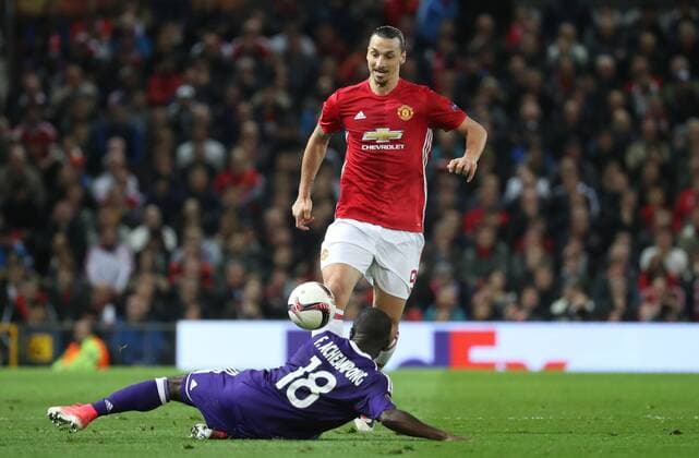 Manchester s Zlatan Ibrahimovic and Anderlecht s Frank Acheampong fight for the ball during the return leg game of the quarterfinals of the Europa League competition between UK team Manchester United ManU and Belgian soccer team RSC Anderlecht in Manchester, UK, Thursday 20 April 2017. First leg ended on a draw result 1-1 in Belgium. VIRGINIExLEFOUR  x05084145x