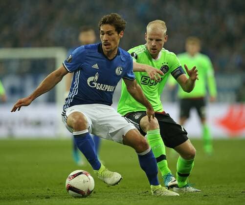 20.04.2017, Fussball UEFA Europa League 2016 2017, Viertelfinale, FC Schalke 04 - Ajax Amsterdam, in der VELTINS-Arena Gelsenkirchen. v.l. Benjamin Stambouli (Schalke) gegen Davy Klaassen (Ajax Amsterdam) 
