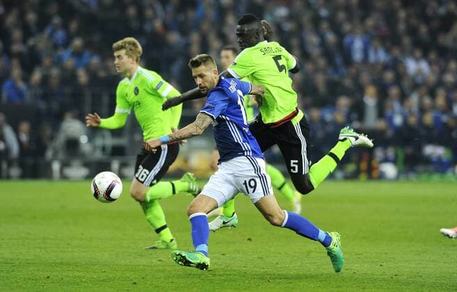 Fussball, UEFA Europe League, Herren, Saison 2016 2017, Viertelfinale Rückspiel, VELTINS Arena Gelsenkirchen: FC Schalke 04, S04 (blau) - Ajax Amsterdam (grün); Guido Burgstaller (S04), Davinson Sanchez (Ajax), Aktion.