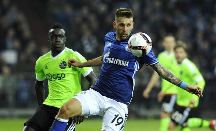 Fussball, UEFA Europe League, Herren, Saison 2016 2017, Viertelfinale Rückspiel, VELTINS Arena Gelsenkirchen: FC Schalke 04, S04 (blau) - Ajax Amsterdam (grün); Guido Burgstaller (S04), Davinson Sanchez (Ajax), Aktion.