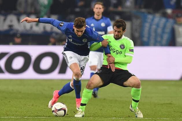 Fußball Europa League Viertelfinale FC Schalke 04 - Ajax Amsterdam am 20.04.2017 in der Veltins Arena in Gelsenkirchen Leon Goretzka ( Schalke ), links - Amin Younes ( Amsterdam ), rechts xRx