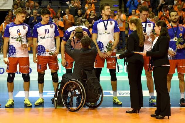 Volleyball, Herren, Saison 2016 17, 1. Bundesliga, Playoff, Halbfinale, 3. Spiel, BR Volleys - United Volleys Rhein-Main die Mannschaft der United Volleys Rhein-Main werden nach der Niederlage für den dritten Rang in der deutschen Meisterschaft geehrt, 20.04.17, Copyright: xMichaelxHundtx xMatthiasxKochx