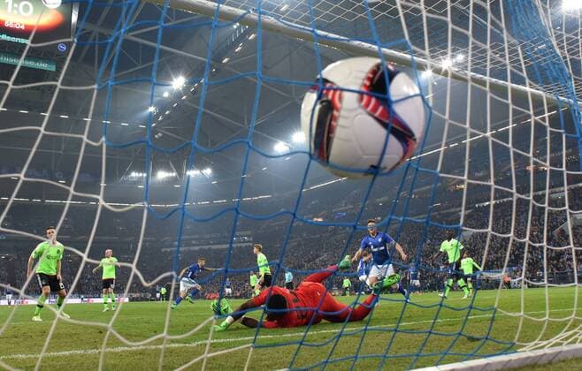 Bilder des Tages - SPORT 20.04.2017, Fussball, UEFA Europa League, Saison 2016 2017, Viertelfinale, FC Schalke 04 - Ajax Amsterdam, Guido Burgstaller (Schalke 04), hinten 3. v.li., erzielt das Tor zum 2-0
