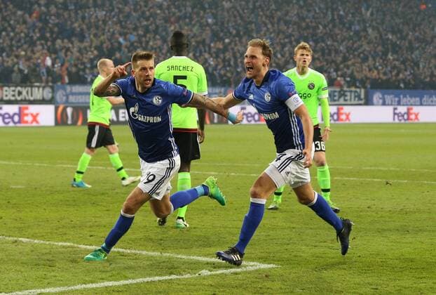 20.04.2017, Fussball, UEFA Europa League, Saison 2016 2017, Viertelfinale, FC Schalke 04 - Ajax Amsterdam, v. l. Guido BURGSTALLER (FC Schalke 04) jubelt mit Benedikt HOEWEDES (FC Schalke 04)