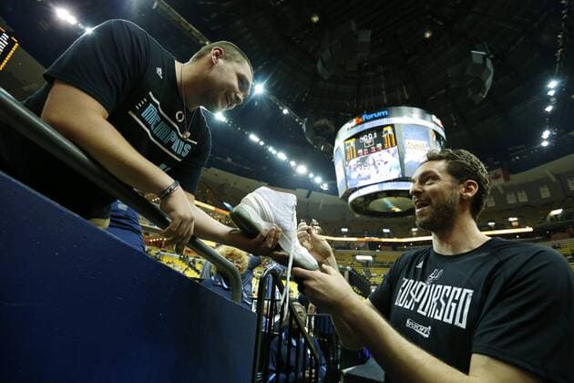San Antonio Spurs forward Pau Gasol, of Spain, signs an autograph for a fan after warming up prior to the game against the Memphis Grizzlies during the opening round of the NBA Basketball Herren USA Playoffs at FedExForum in Memphis, Tennessee, USA, 20 April 2017. San Antonio Spurs at Memphis Grizzlies Basketball !ACHTUNG: NUR REDAKTIONELLE NUTZUNG!  Copyright: xMIKExBROWNx MEM01 20170421-636283481585812711