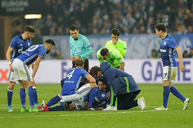 Leon Goretzka ( Schalke 04 ) liegt benommen auf dem Rasen und muss behandelt werden. 20.04.2017 --- Fussball --- Europaleague --- Schalke 04 vs Ajax Amsterdam Gelsenkirchen Veltis Arena Copyright: xThienel Eibner-Pressefotox EP_TTL