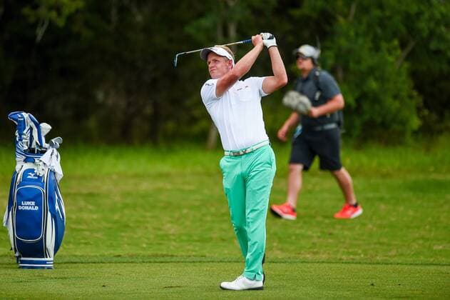 SAN ANTONIO, TX - APRIL 20: Luke Donald hits an approach shot during the first round of the Valero Texas Open at the TPC San Antonio Oaks Course in San Antonio, TX on April 20, 2017. (Photo by Daniel Dunn Icon Sportswire) GOLF: APR 20 PGA Golf Herren - Valero Texas Open - First Round Icon17042027 EDITORIAL USE ONLY