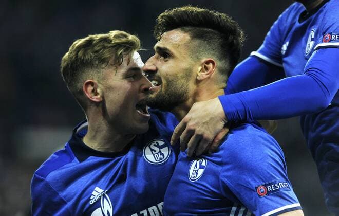 Fussball, UEFA Europe League, Herren, Saison 2016 2017, Viertelfinale Rückspiel, VELTINS Arena Gelsenkirchen: FC Schalke 04, S04 (blau) - Ajax Amsterdam (grün) 3:2; Jubel Daniel Caligiuri (S04) nach seinem Tor zum 3:0, zusammen mit Max Meyer (S04). Jubel, Freude, Aktion.